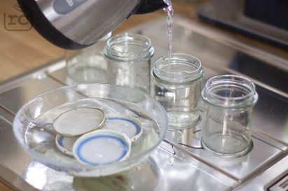 Sterilisieren der Gläser mit kochendem Wasser