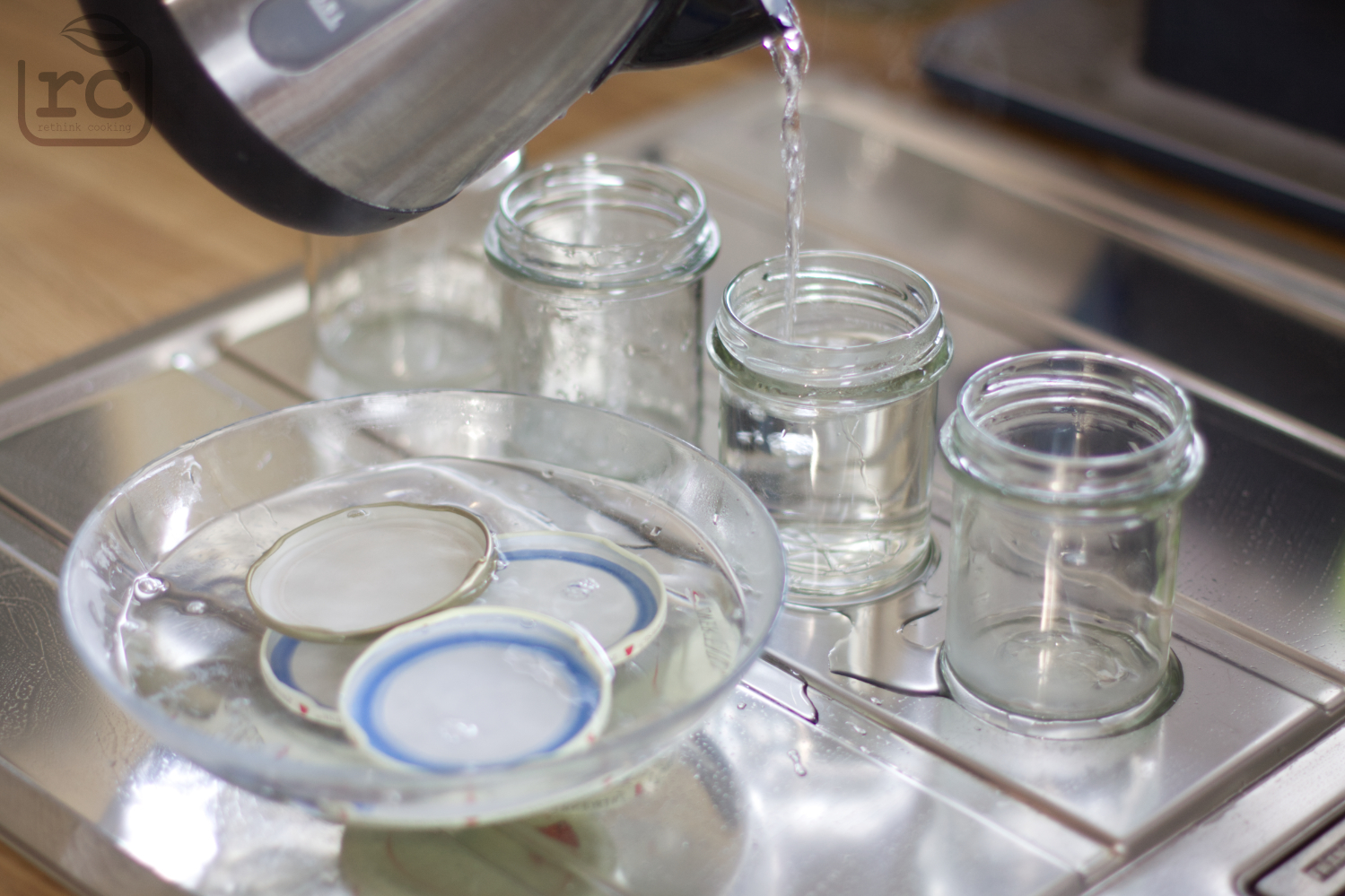 Sterilisieren der Gläser mit kochendem Wasser