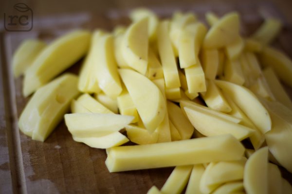 Kartoffelstäbchen geschnitten