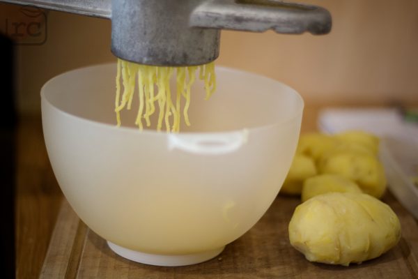 Kartoffeln pressen für Kartoffelbällchen Rezept