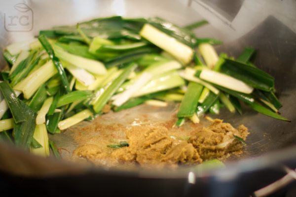 Zutaten anbraten für grünes Curry Rezept