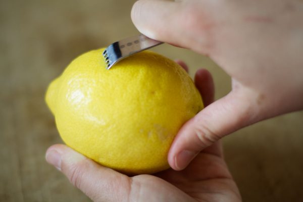 Zitronen Schale bzw. Zesten abreiben