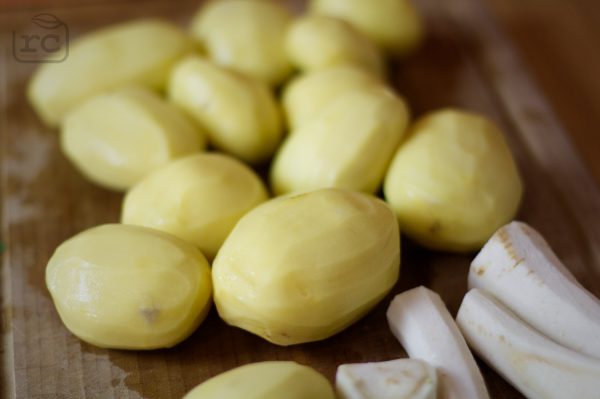 Kartoffeln und Wurzelpetersilie schälen