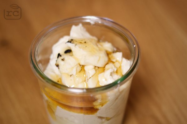 Seidentofu für Creme mit Honig und Vanille mischen
